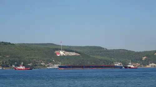 Çanakkale Boğazı’nda arızalanan gemi demirletildi