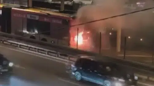 Metrobüste yangın paniği: Yolcular tahliye edildi
