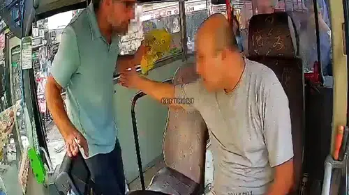 Adana’da otobüste gerilim: Yolcular tarafları ayırdı