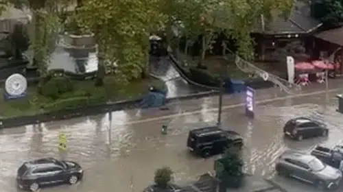 Rize'de meteorolojik uyarı sonrası hayat felç oldu: Şehir merkezi sular altında