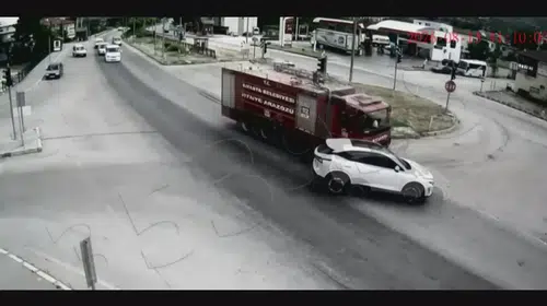 Yangına giden itfaiye aracı otomobille çarpıştı: 1 yaralı