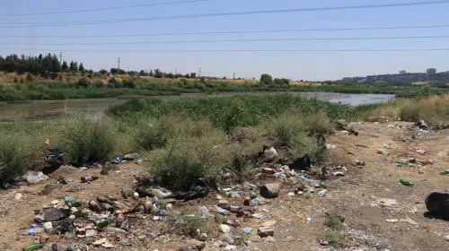Dicle kıyısında bırakılan atıklar için tehlike uyarısı