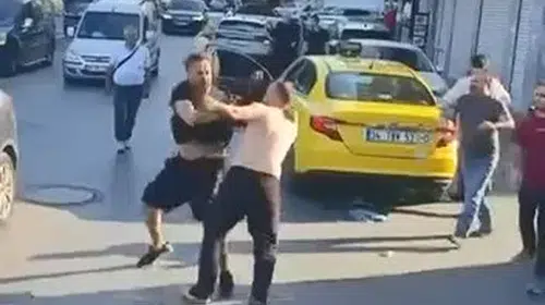 Taksicilerin yumruk yumruğa kavgası kamerada: Çevredekiler güçlükle ayırdı