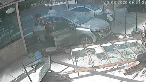 Kayseri'de trafik kazası: Otomobil fırın dükkanına daldı