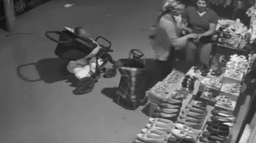 Üçü çalışanı oyaladı, biri el arabasını doldurdu: Esenyurt’taki hırsızlık kamerada