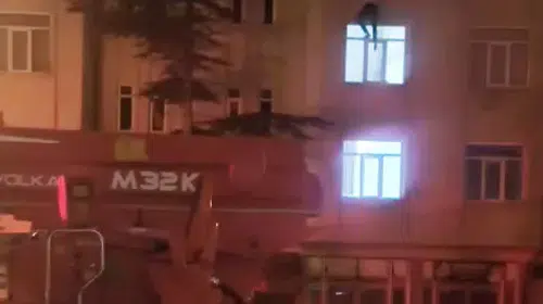 Aksaray'da çatıdan düşen kişi güvenlik kamerasına yansıdı