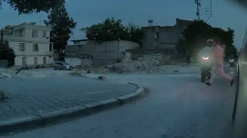 Adana'da motosikletin çarptığı kadın olay yerinden koşarak kaçtı