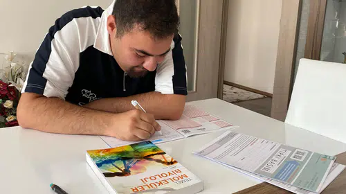 Erzurum'da otizmli genç, evde çalışarak genetik bölümünü kazandı: Hedefi DNA araştırmaları