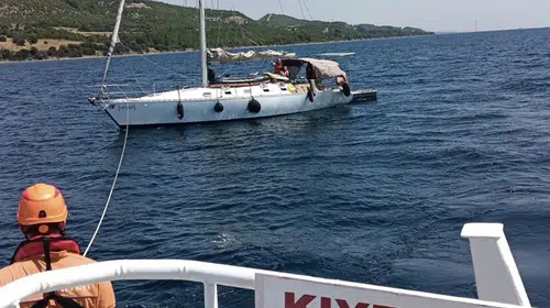 Çanakkale Boğazı’nda mahsur kalan tekne kurtarıldı