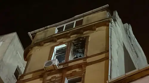 Stadın yanındaki apartmanda havai fişek yangını: Ev boş çıktı