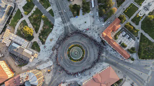 Sivas Cumhuriyet Meydanı'nda Kadınlardan Rekor Halay Gösterisi