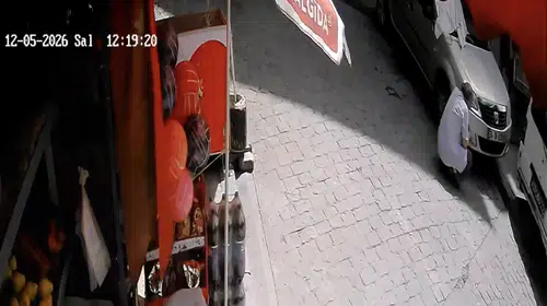 Beyoğlu'nda yokuşta sürücüsüz kargo aracı park halindeki otomobile çarptı: Araç askıda kaldı