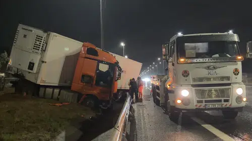Kuzey Marmara Otoyolu'nda TIR bariyere çarptı: Yağış yolu kayganlaştırdı
