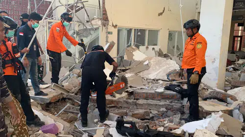 Deprem Flores Adası açıklarında vurdu: 20 ölü, 2 kişi enkazda