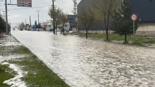 Niğde’de sağanak sonrası yollarda su birikintileri oluştu