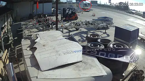 Aracın altında sürüklenen motosikletli kamerada: 2 yaralı hastanede