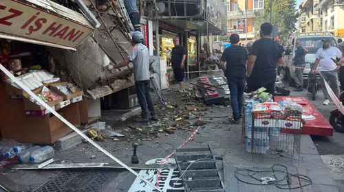 Gölcük'te iş hanının sundurması çöktü: 2 usta yaralandı, büfede mahsur kalan vatandaşı zabıta kurtardı