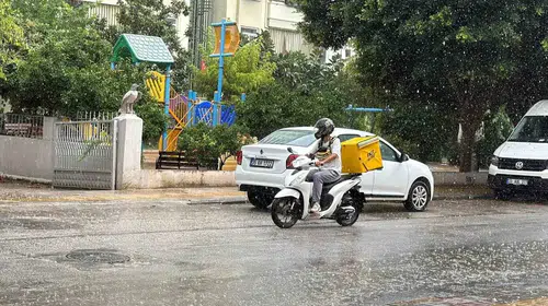 Alanya’da gök gürültülü sağanak yaşamı etkiledi