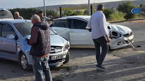 Sivas'ta üç otomobil çarpıştı, 7 kişi yaralandı