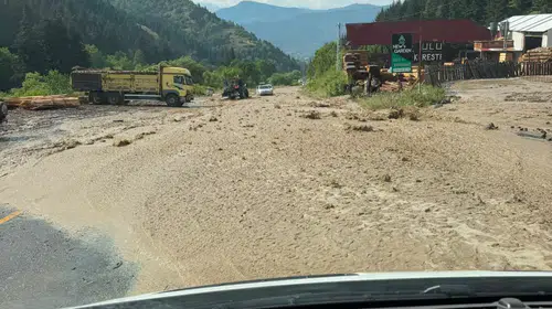 Artvin'de sağanak yağış yolları göle çevirdi