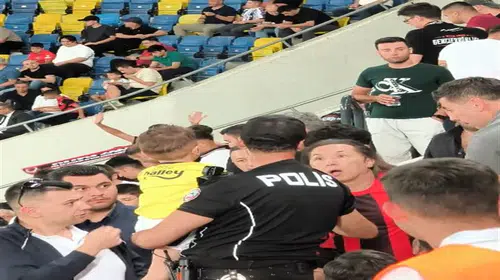 Tribünde çocuğa forma baskısı: Bir şüpheli yakalandı