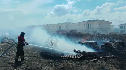 Silivri’de rüzgârın büyüttüğü alevler inşaat malzemelerine sıçradı