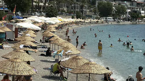 Bodrum'da termometreler 40'ı aştı: Kumbahçe'den Yalıçiftlik'e sahillerde yoğunluk