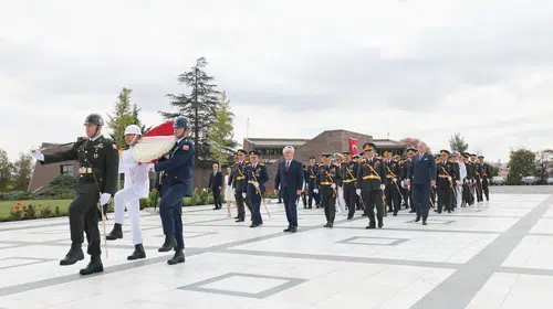 Bakan Güler'den Anıt Mezarlık'ta Anlamlı Ziyaret