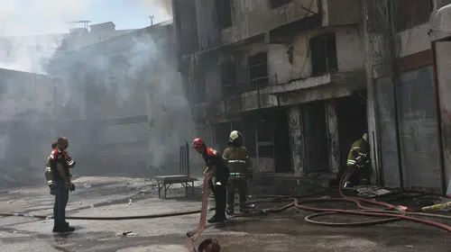 Buca'daki üç katlı sünger deposunda yangın kontrol altına alındı