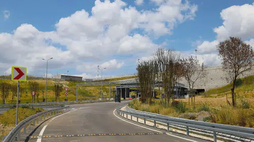 Sabiha Gökçen’de 65 ağaç ve çalı yeni yerine taşındı