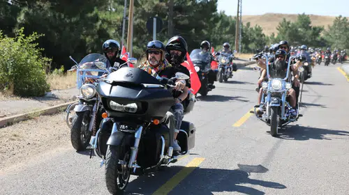 70 ilden 700 motosikletçi Sivas'ta kurucu başkanlarını andı