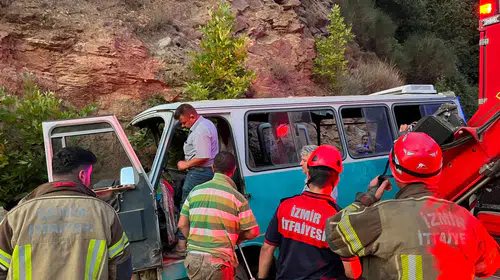 Tire’de işçi minibüsü kayalıklara çarptı: 1 ölü, 8 yaralı