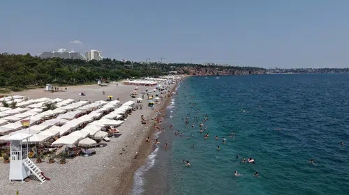 Antalya’da bunaltıcı nem tatilcileri sahillere yönlendirdi