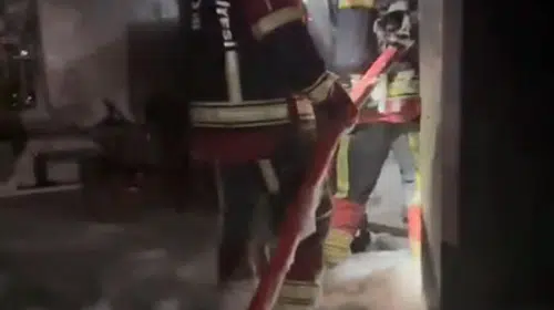 Gece yarısı dumanla uyanan apartman sakinleri itfaiyenin merdiveniyle kurtarıldı