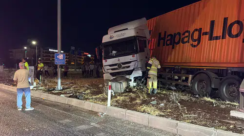 Kütahya'da TIR refüje çıktı: Sürücü sıkıştığı araçtan itfaiye sayesinde kurtarıldı