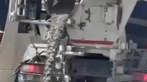 Sultangazi’de beton mikserinin yola döküm yapması trafiği durdurdu