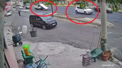Diyarbakır'da kamyonet sürücüsü fren yapınca demirler yola döküldü