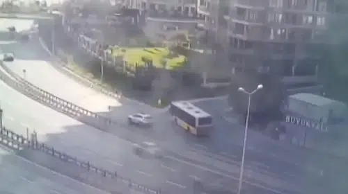 Zeytinburnu'nda feci kaza: İETT otobüsü duvara saplandı, 1 ölü 17 yaralı