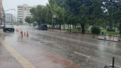 Samsun’da sağanak yolları su altında bıraktı