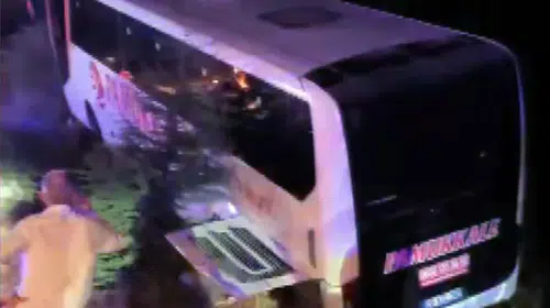 Manisa'da yolcu otobüsü şarampole devrildi: Çok sayıda yaralı var