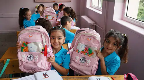 Dilovası'nda bin minik öğrenciye Çolakoğlu Metalurji eli değdi