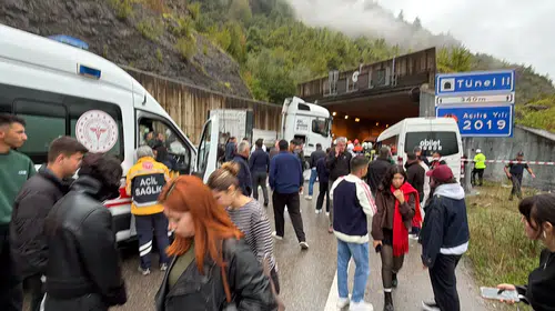 Bartın'da tünel çıkışında feci kaza: 1 can kaybı, 11 yaralı
