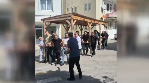 Yıkıma terk etmediler: Öğretmenler okulun kamelyasını omuzlarında taşıdı