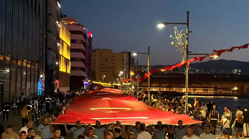 İzmir'de kurtuluş coşkusu dev bayrakla taçlandı