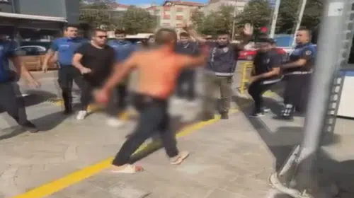 Esenler'de dehşet anları: Kamyonetle polisin üzerine sürdü, bıçakla saldırdı