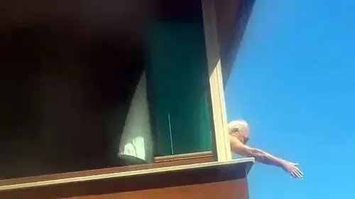 Avcılar'da çatı tadilatı kabusa döndü: İtfaiye mahsur kalanları son anda kurtardı