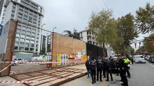 Bağdat Caddesi'nde korku dolu anlar: İnşaat iskelesi yayaların üzerine çöktü