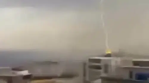 Şırnak'ta korku dolu anlar: Yıldırım düşmesi kameraya yansıdı