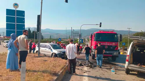 Sakarya'da trafik kabusu: İki araç çarpıştı, 6 kişi hastanelik oldu