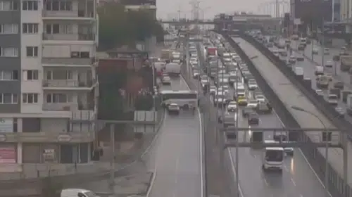 Avcılar'da korkutan kaza: Servis aracı iş yeri duvarına daldı
